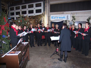 Die Sängerinnen während ihrer Darbietung vor dem Tor der alten Schmiede der Firma Ernst. 